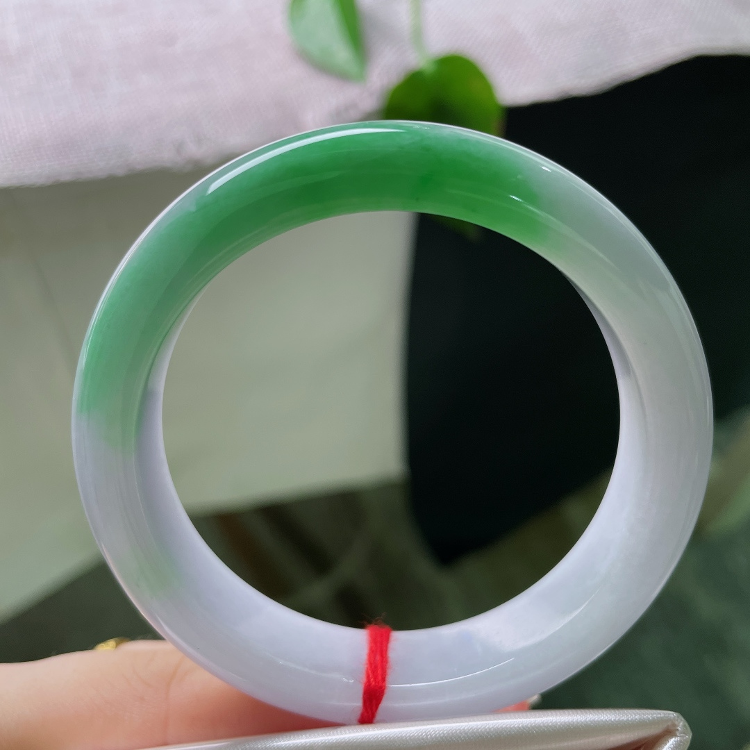 54.8/12.5/8.6，春彩正圈，无裂，淡紫为底，翠色流光，一抹鲜绿悄然铺展镯身。紫与翠天然相映