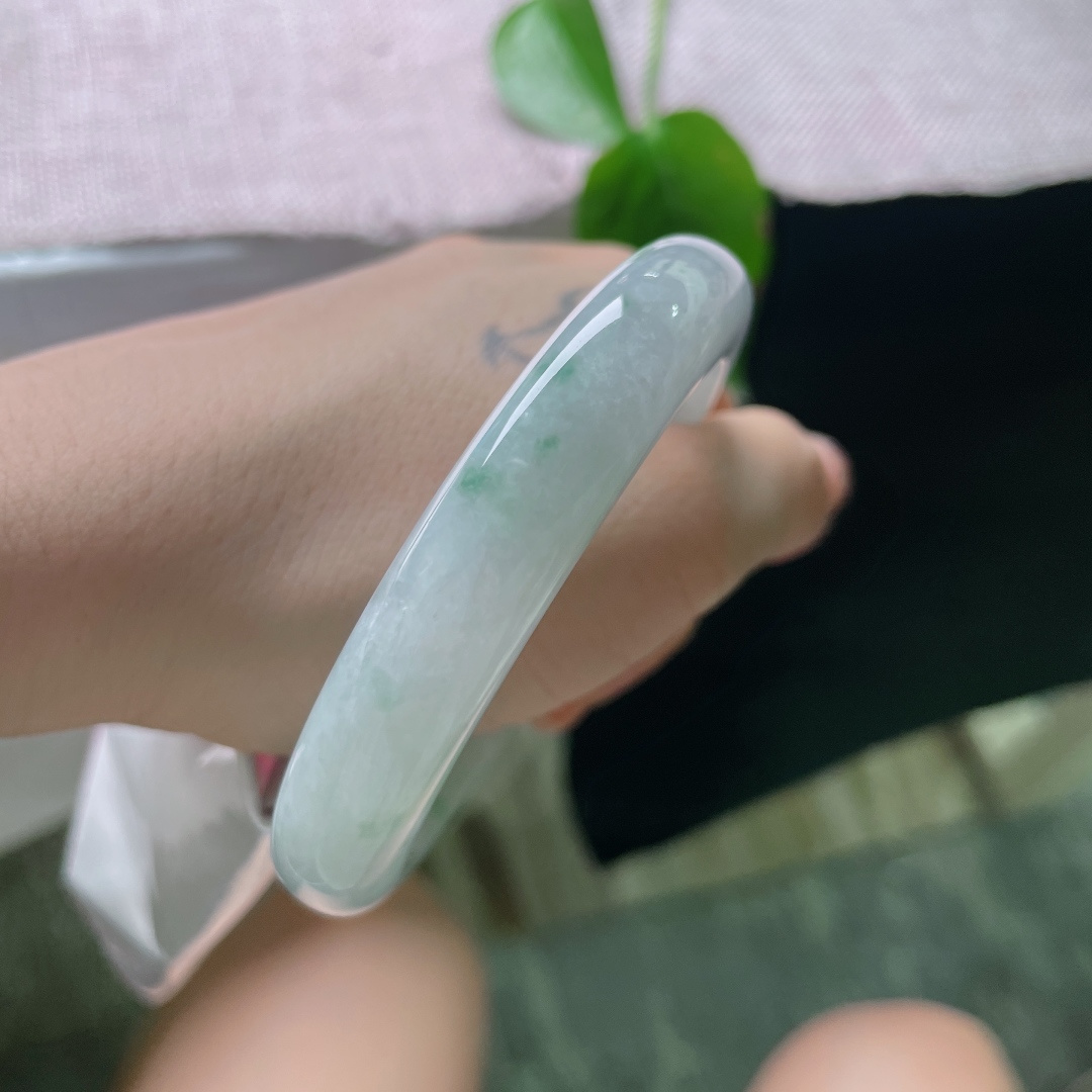 58.3/12/9，飘花正圈，一点皮纹，淡雅浅绿环绕镯身，宛若一池初春湖水澄澈明净。ss56090a