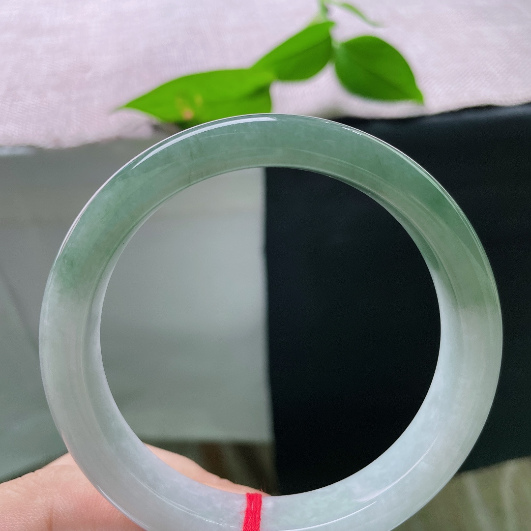 61.2/12.5/8.7，油绿正圈，皮纹，半山水意境如画，玉质细腻油润耐看。ss55995a