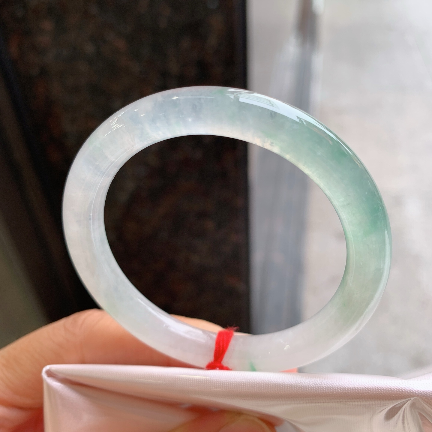 圆条冰飘绿 有纹裂微扣 尺寸：50.5/8.1 小圈口