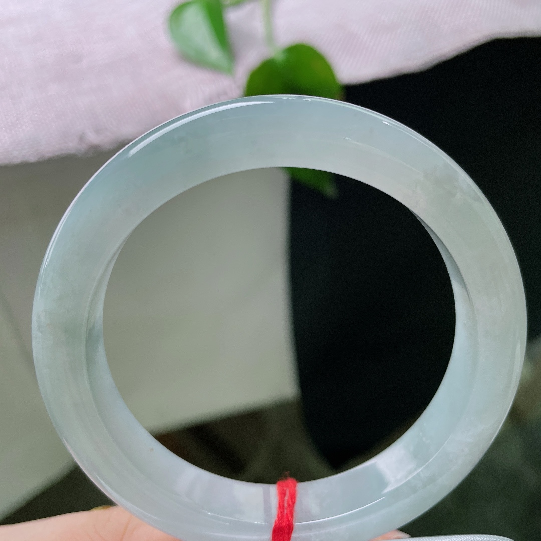 55.7/11.6/8.6，冰底正圈，无裂，种老，有点棉，水头十足通透清亮，镯身流转盈盈柔光。ss56308a