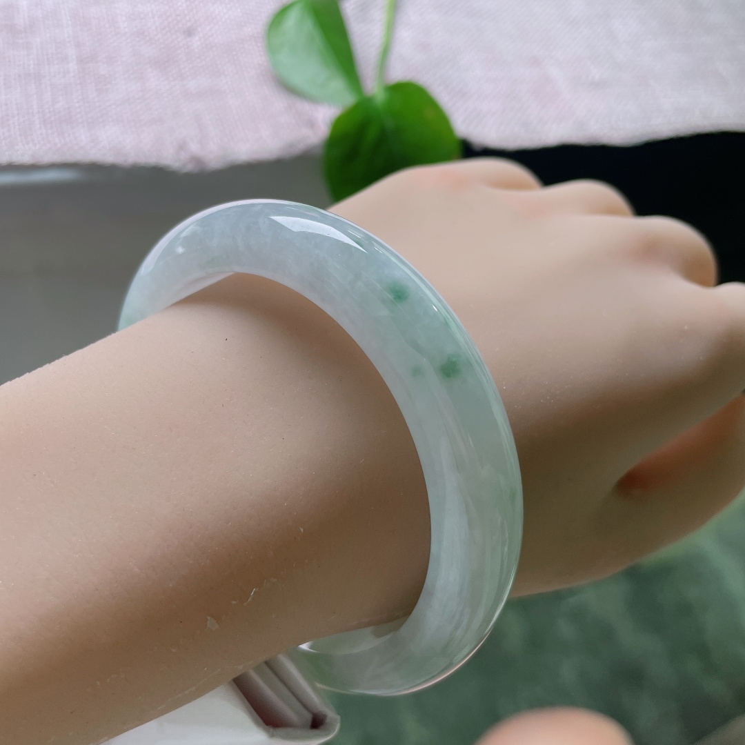 58.3/12/9，飘花正圈，一点皮纹，淡雅浅绿环绕镯身，宛若一池初春湖水澄澈明净。ss56090a