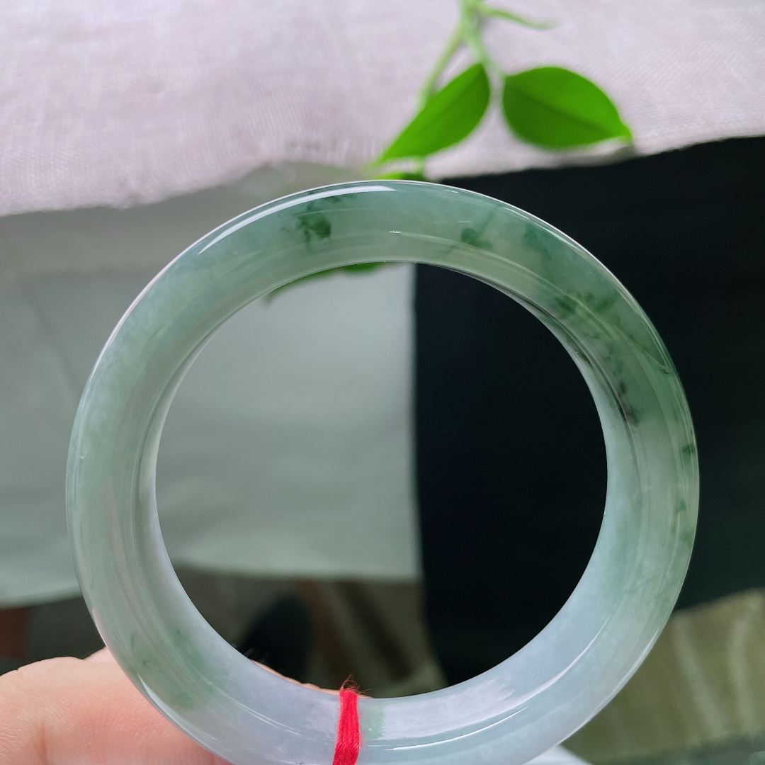 55.7/12.8/8.6 飘花正圈，天然飘花自成画卷，翠丝绵延散落，水光莹润，举手投足皆是古韵，无