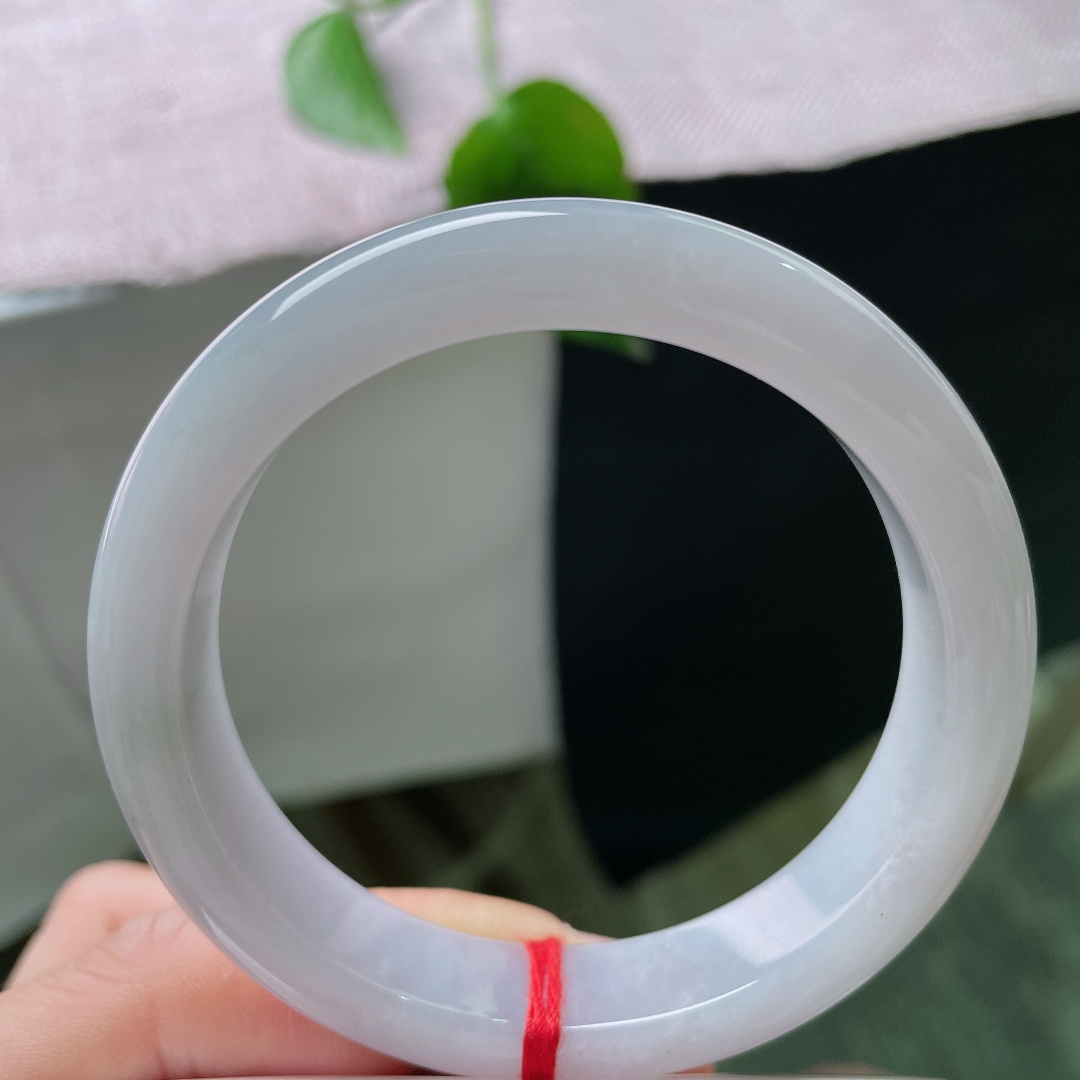 54.7/11.8/8.1，粉底正圈，无裂，镯身带着少许天然洒金小点，原生态韵味别致。ss56114