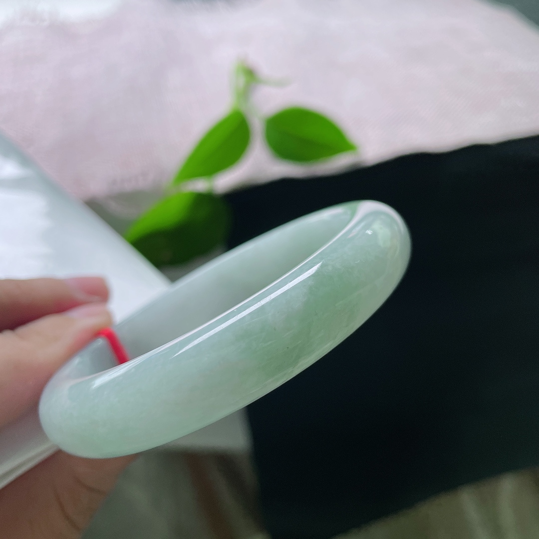 58.3/12.8/8.7，油绿正圈，有纹，玉肉细密紧实，色调过渡自然柔美。ss55999a