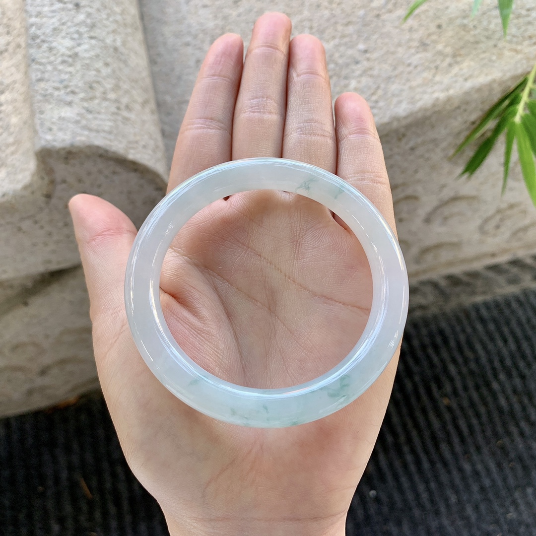 圆条53 54【圈口】54.8/8.5/8.8【编码】Q5072077【描述】糯冰飘花，水润，种老，