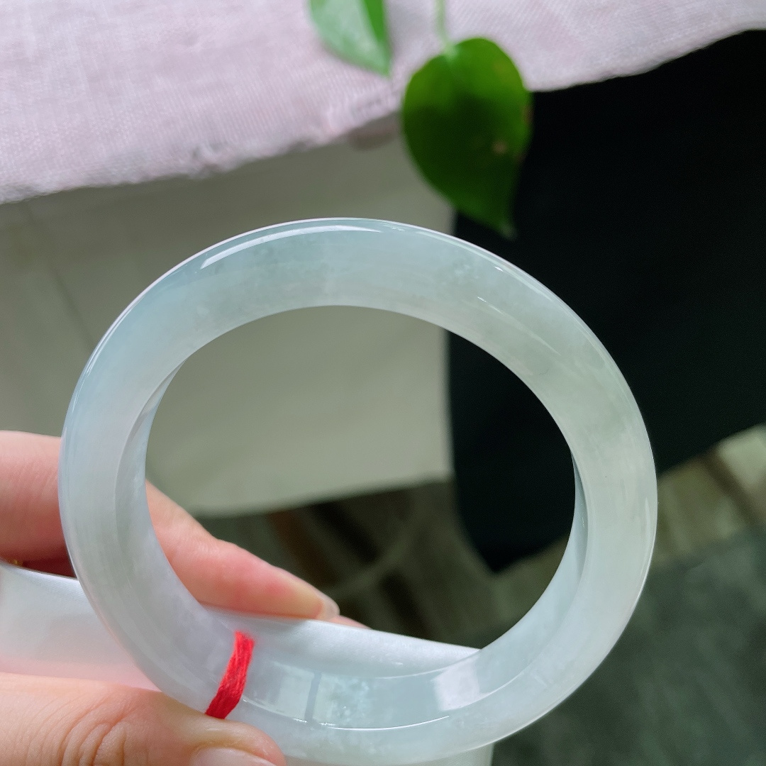 55.7/11.6/8.6，冰底正圈，无裂，种老，有点棉，水头十足通透清亮，镯身流转盈盈柔光。ss56308a