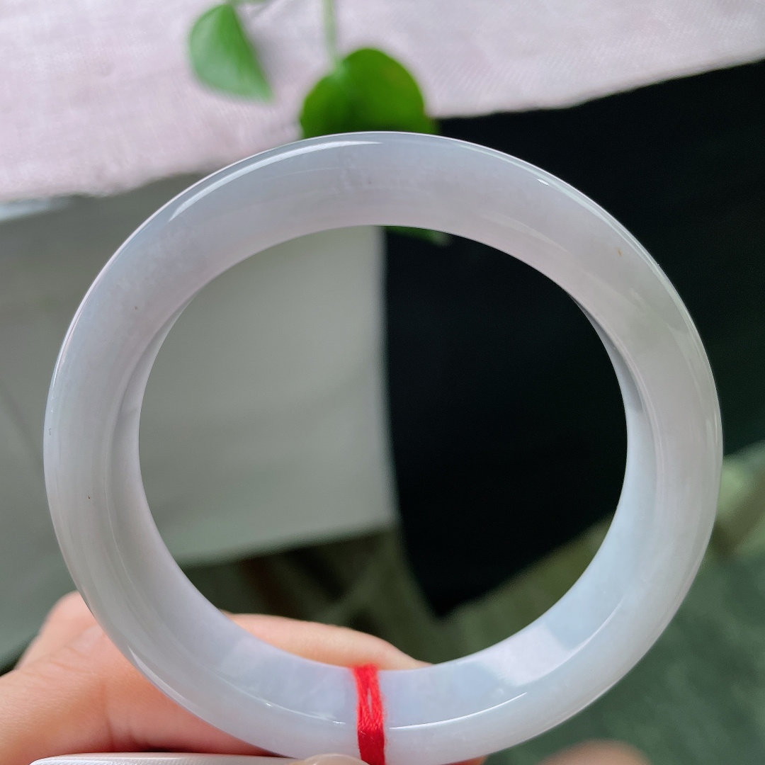 54.7/11.8/8.1，粉底正圈，无裂，镯身带着少许天然洒金小点，原生态韵味别致。ss56114a