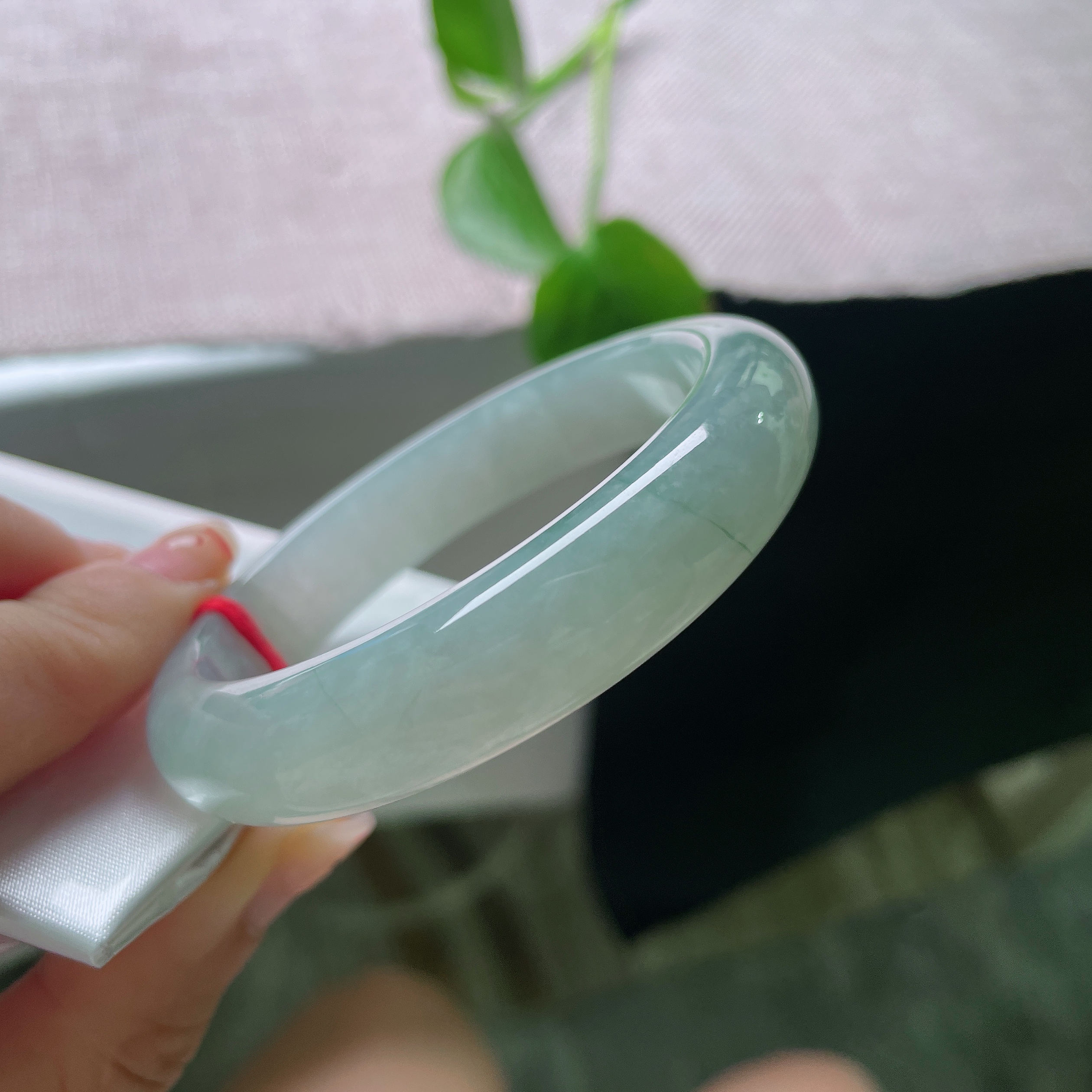 53/12/7.8，绿底正圈，无裂，种质老熟牢靠，质地紧实，越戴越油亮通透。ss56523a