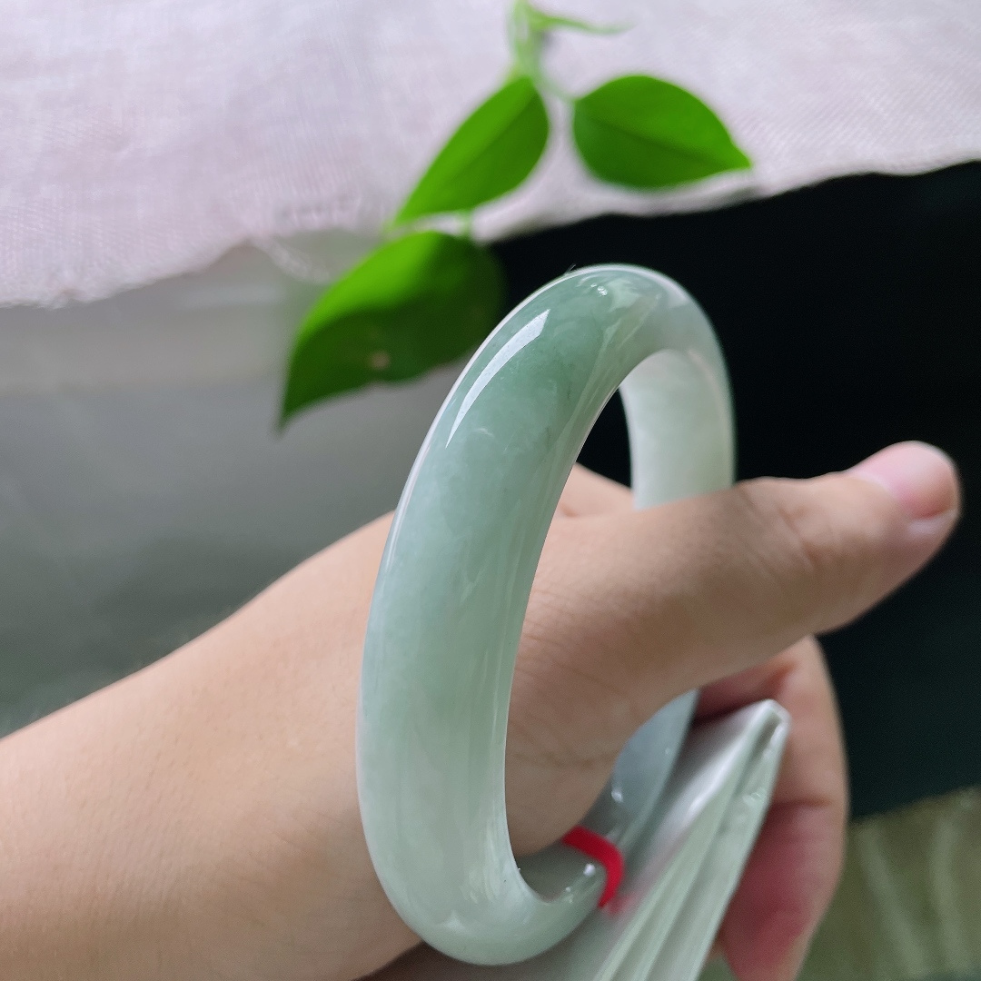 58.3/12.8/8.7，油绿正圈，有纹，玉肉细密紧实，色调过渡自然柔美。ss55999a