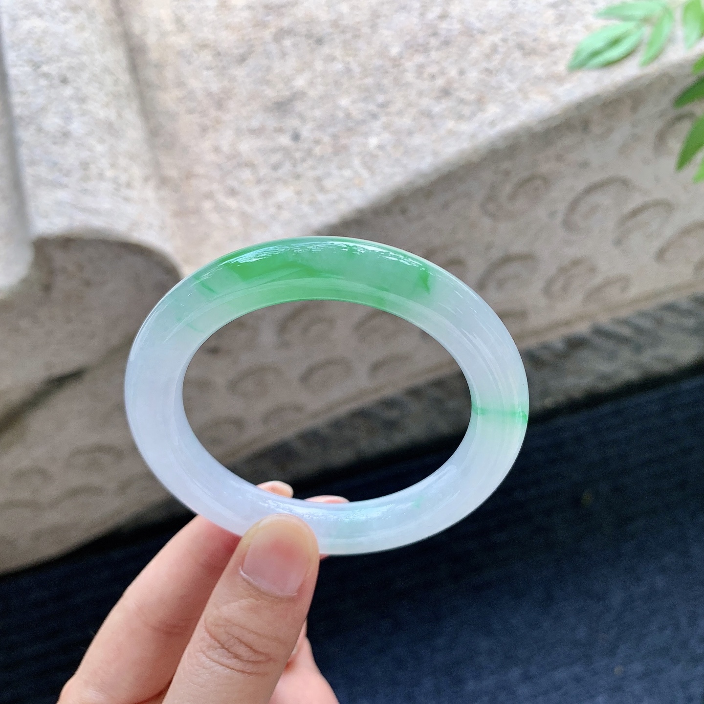 圆条52 53【圈口】53.5/10/9.8【编码】BA071941【描述】冰糯飘阳绿，水润，种老，细腻，打灯有棉纹