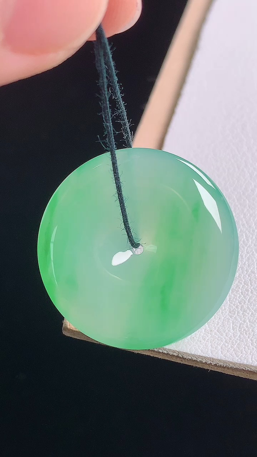 冰绿平安扣，无裂，尺寸:25.0-3.6mm 17