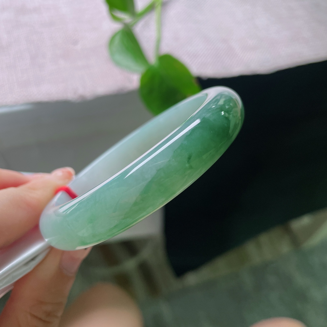 56.8/12.6/8.1，油青正圈，浅调柔青，通透清爽，色调柔和透亮，秀气轻盈，适合年轻女生，清爽减龄。 无裂，ss56053a