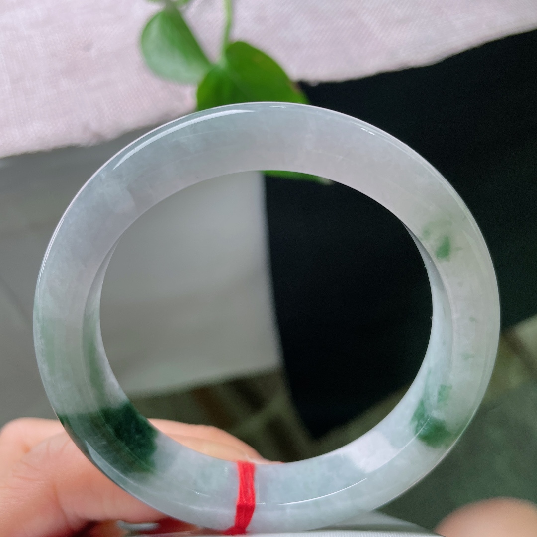 56.6/11.9/8.9，飘花正圈，有纹，白玉衬浓翠，如云雾山间落墨，清冷大气，写意美感十足，佩戴沉稳优雅。ss56099a