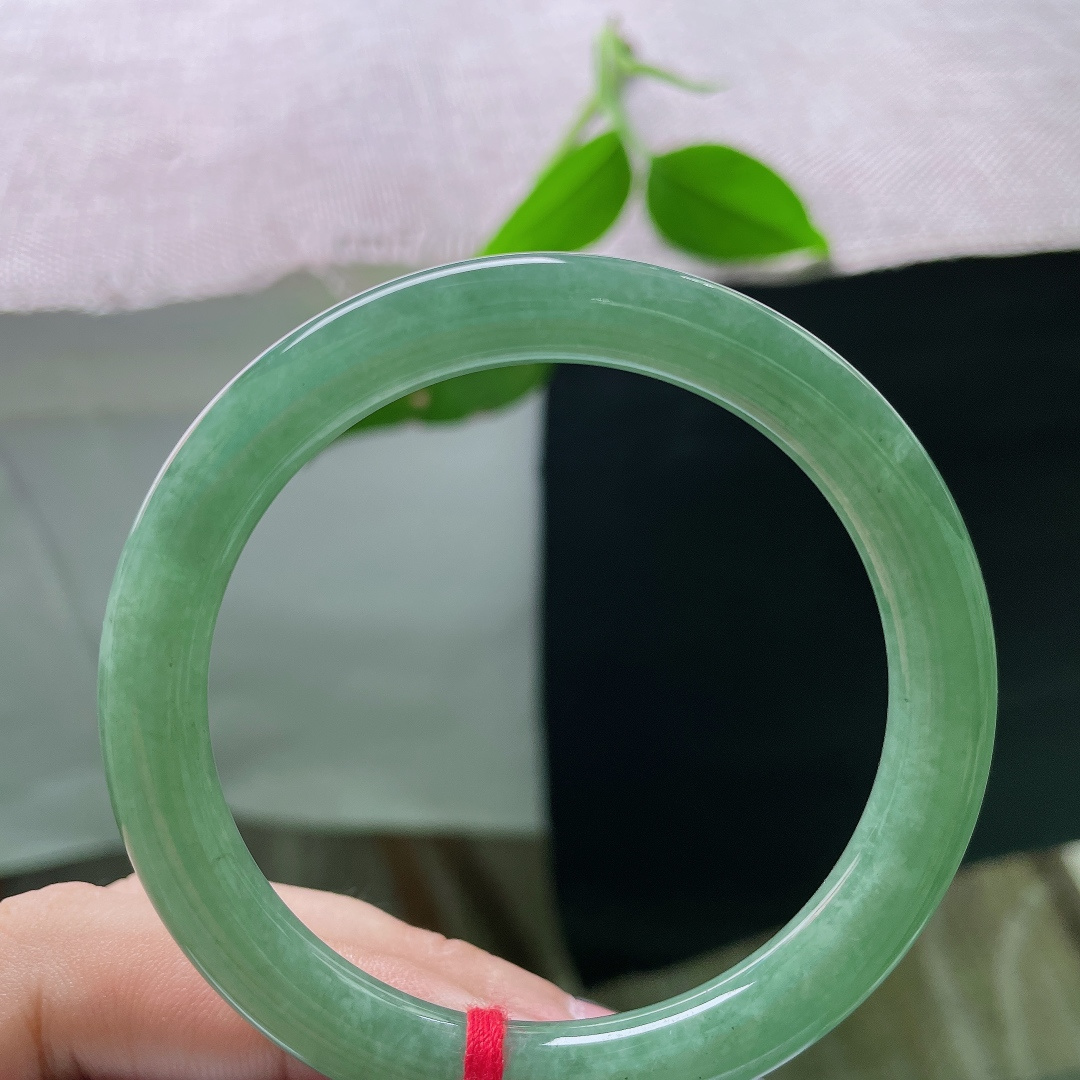54.8/8.0，油青圆条，清油凝翠，雾青漫镯，触手温润细腻，抬手自带沉静氛围感，尽显低调东方风骨。无裂，ss55966a