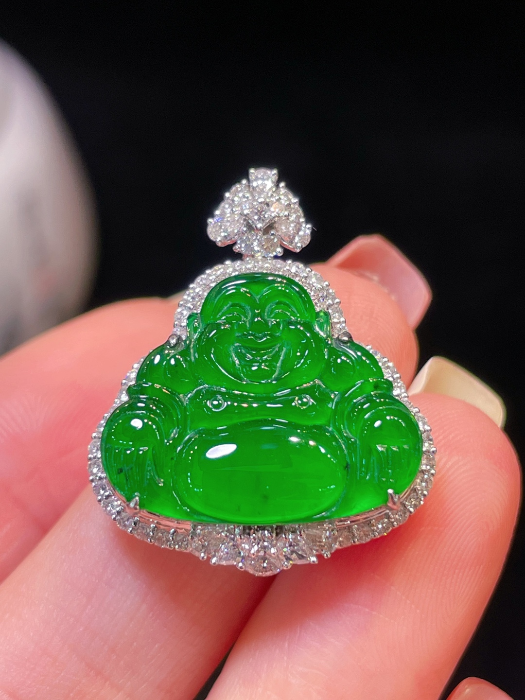 翡翠·佛公吊坠 冰种阳绿色，满色，料子水润，种老起光。 18k金钻石镶嵌，佩戴效果精美好看 尺寸26