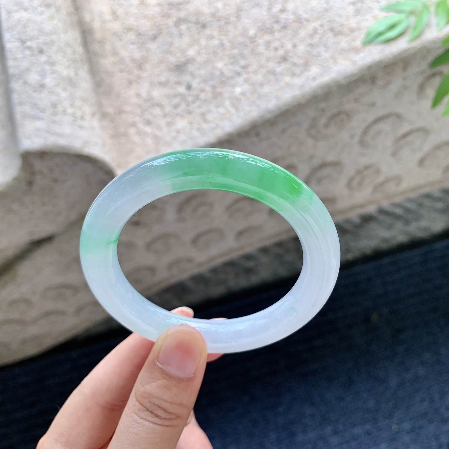 圆条52 53【圈口】53.5/10/9.8【编码】BA071941【描述】冰糯飘阳绿，水润，种老，细腻，打灯有棉纹