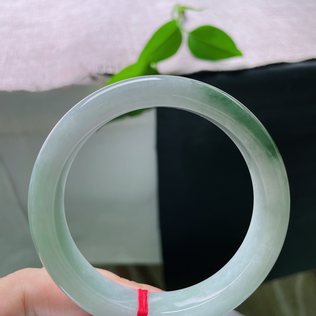 58.2/12.8/8.7，油绿正圈，无裂，种水柔和水润，渐变绿意清雅悠然。ss56000a