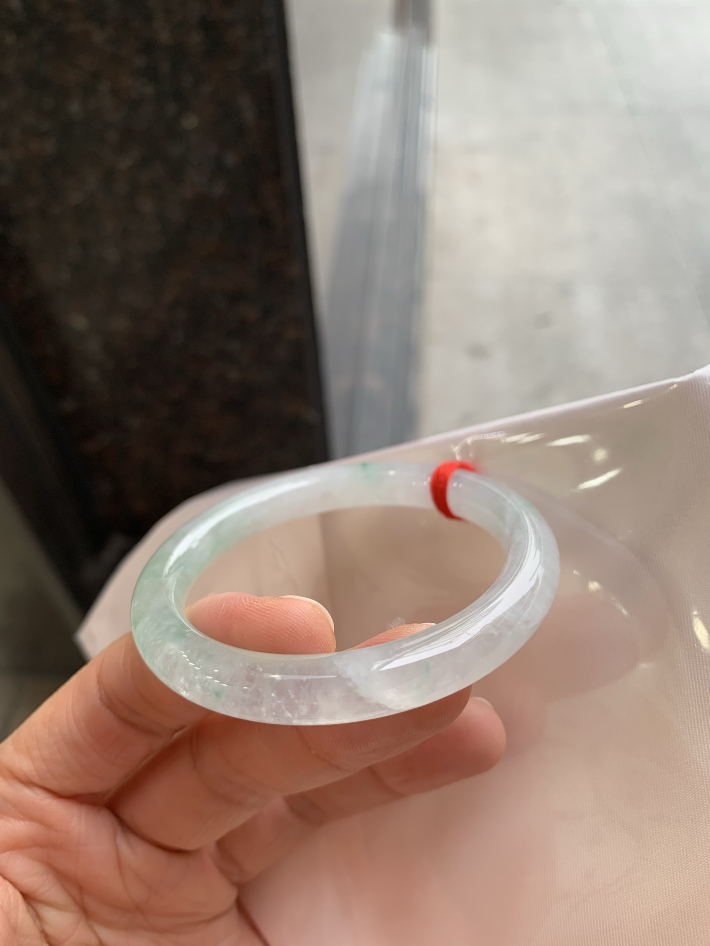 圆条冰飘绿 有纹裂微扣 尺寸：50.5/8.1 小圈口