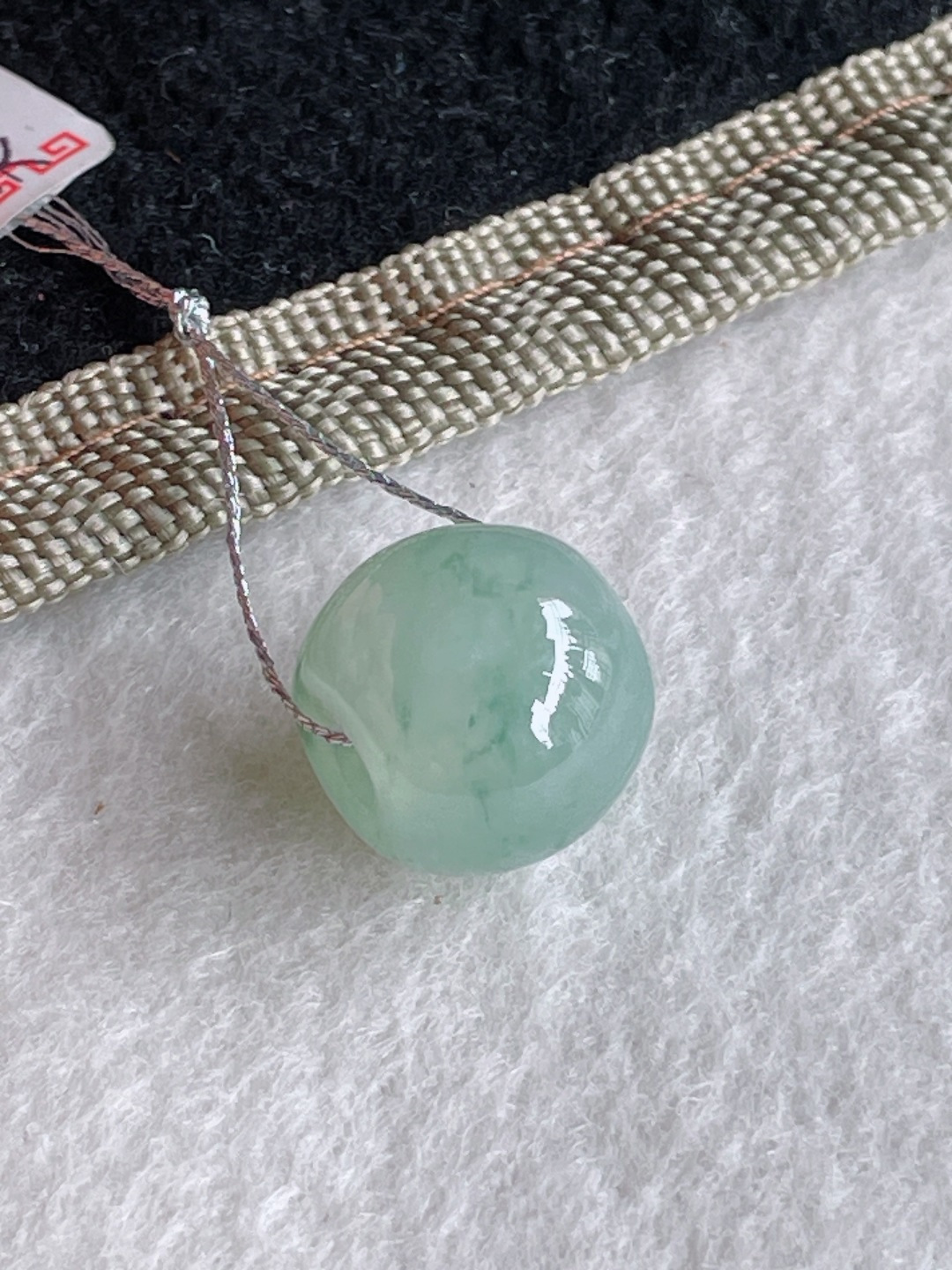 缅甸天然翡翠A货，冰飘花路路通单珠，尺寸：14.2-12.4mm。【编4121】