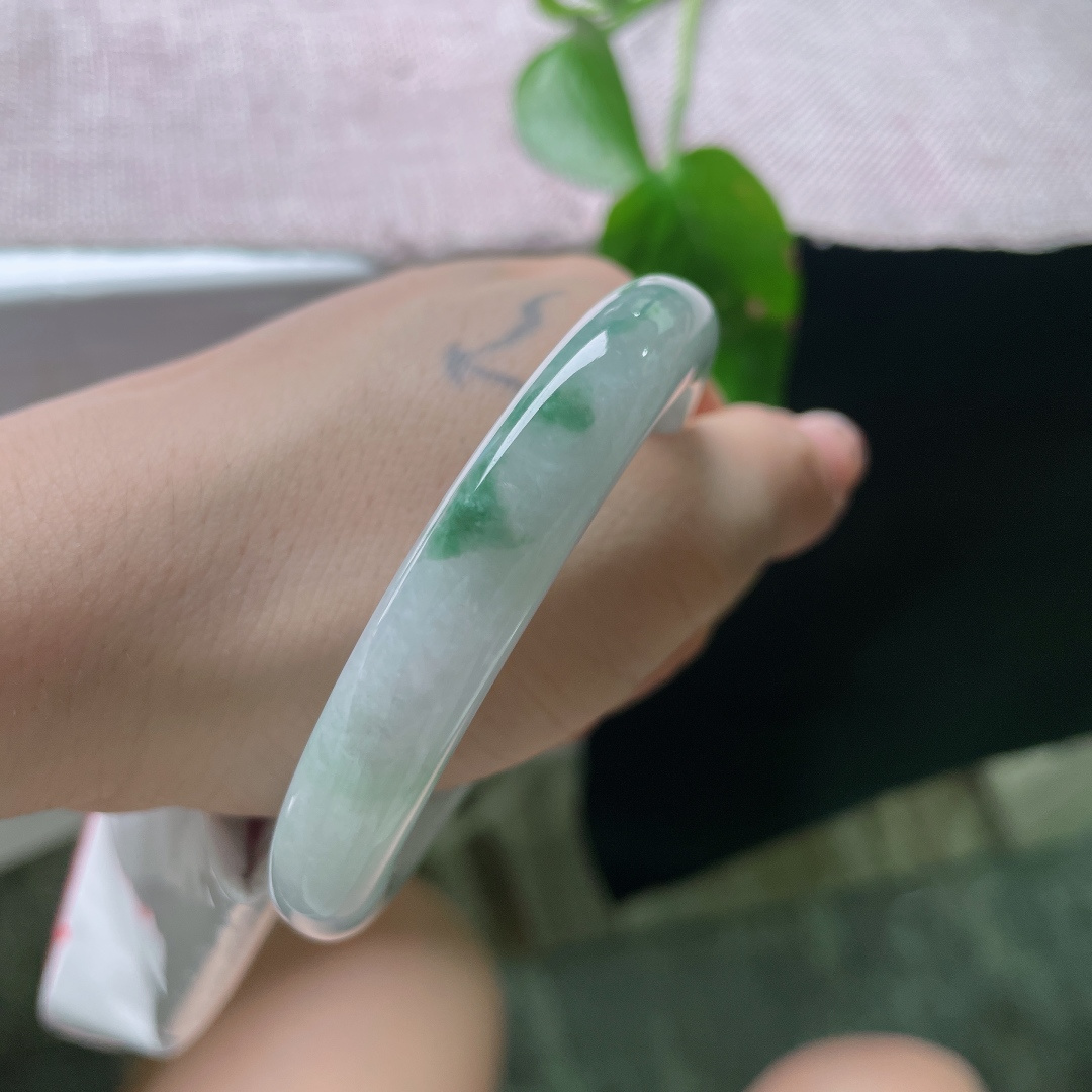 55.3/10.3/8.4，飘花正圈，有裂，冰玉凝白，碎花零星，清润种质衬点点绿意，素雅干净，腕间一抹温柔清风。ss56096a