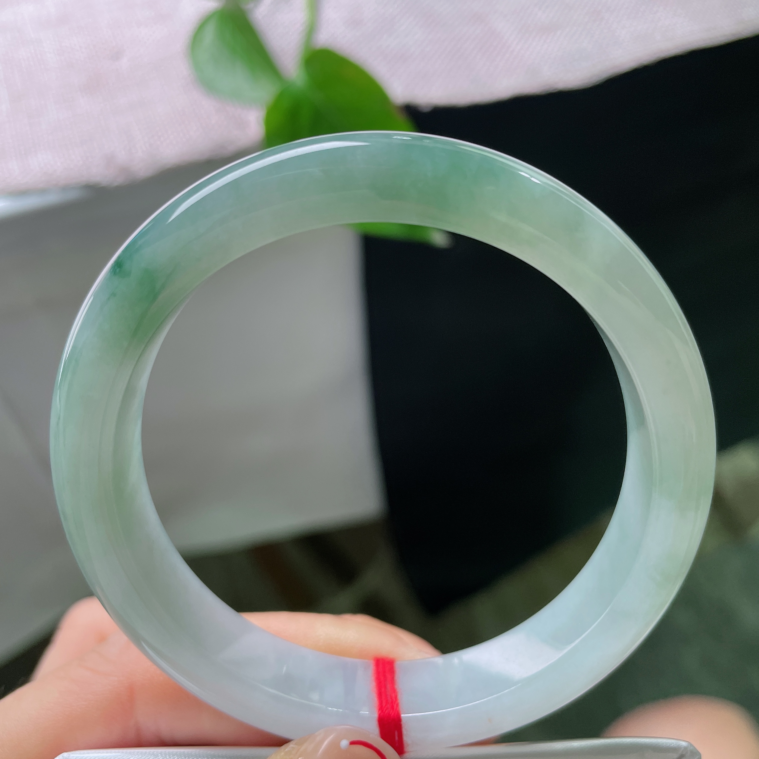 57/11.5/8.5，飘花正圈，无裂，水润，胶感十足，绿花漫镯身，雅致动人，腕间一抹江南烟雨般的诗