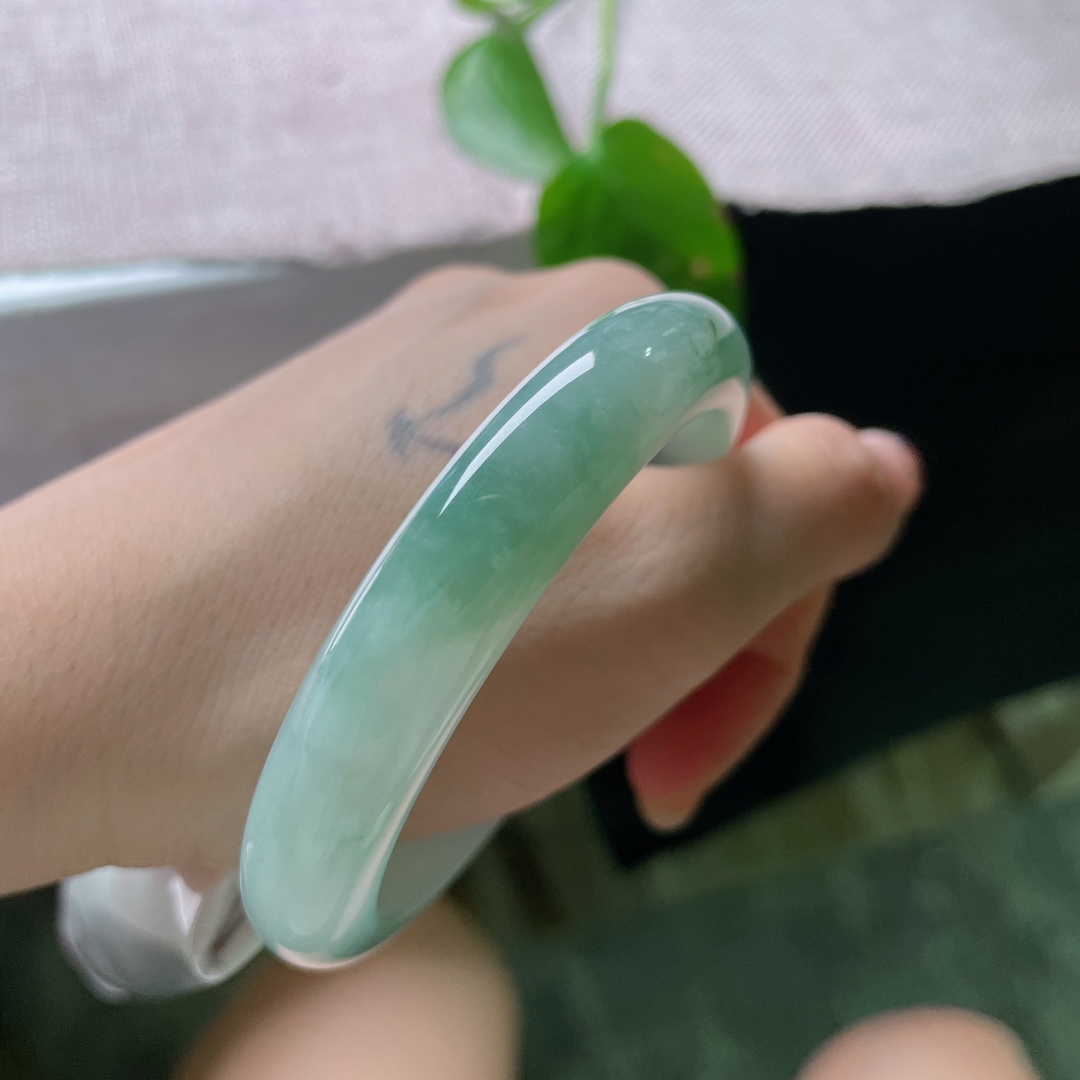 57/11.5/8.5，飘花正圈，无裂，水润，胶感十足，绿花漫镯身，雅致动人，腕间一抹江南烟雨般的诗意，温婉耐看。ss56054a