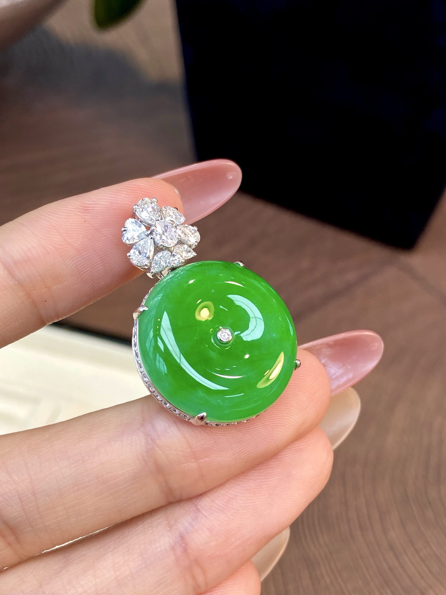 高冰种阳绿平安扣吊坠，品质够顶，显贵显气质的轻奢感，是低调的精致，也是不动声色的好品味：32.8-22.1-10.3，裸石：22.1-10.6mm，无裂