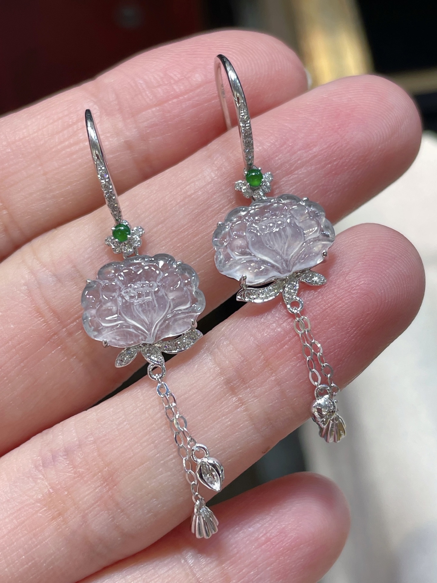️ 翡翠莲花扣耳环，光感强烈 料子水润通透，种老起光。 18k镶，佩戴效果佳，9.2-12.9-2.5
