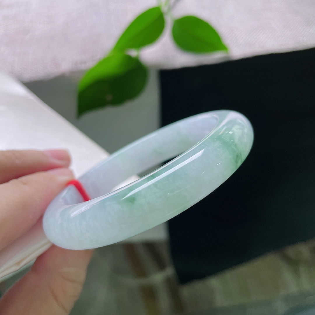 53.7/11.7/8.8，春彩正圈，晶体感，花形写意缥缈，好似云烟游荡于玉璧之上。ss56082a
