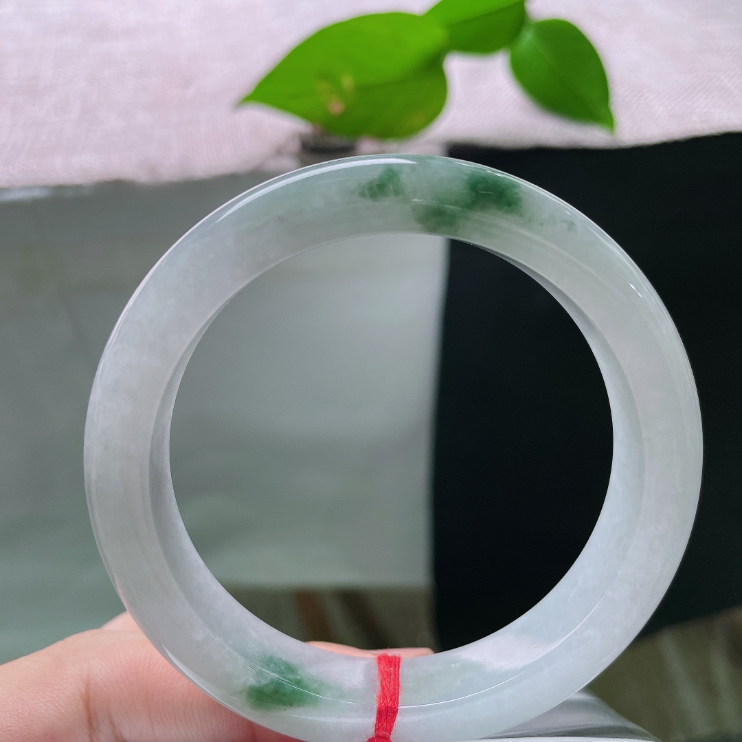 飘花正圈，一点晶体纹，柔和细腻，两簇鲜活翠色随性晕染，似青山落于素雪，绿意灵动自然。ss56084a