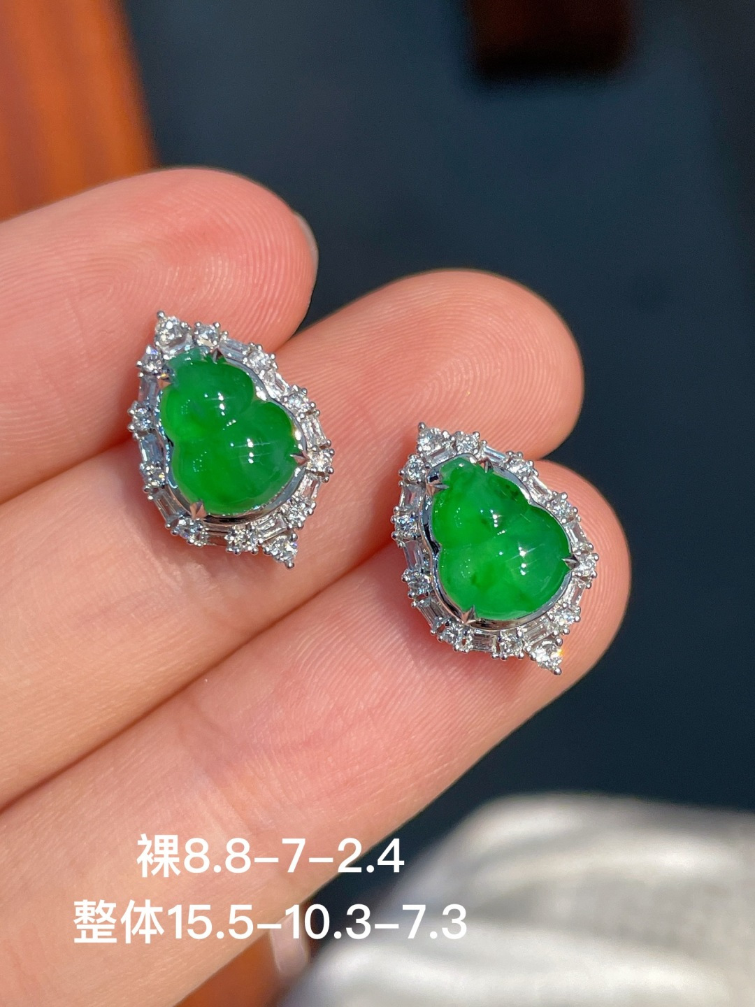 ️阳绿葫芦耳钉 无裂 18k金镶嵌，8.8-7-2.4