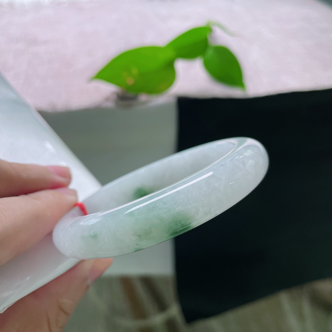 飘花正圈，一点晶体纹，柔和细腻，两簇鲜活翠色随性晕染，似青山落于素雪，绿意灵动自然。ss56084a