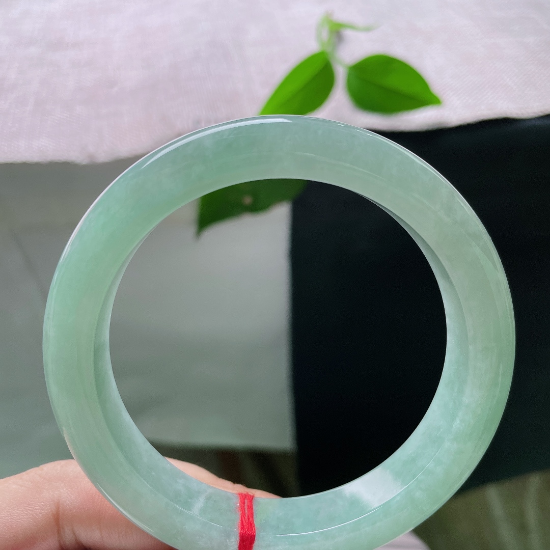 61.3/13/9.9，绿底正圈，晶体感，绿水凝玉，素镯藏清光，天然冰润玉质，衬出沉静雅致的腕间东方美感。ss56330a