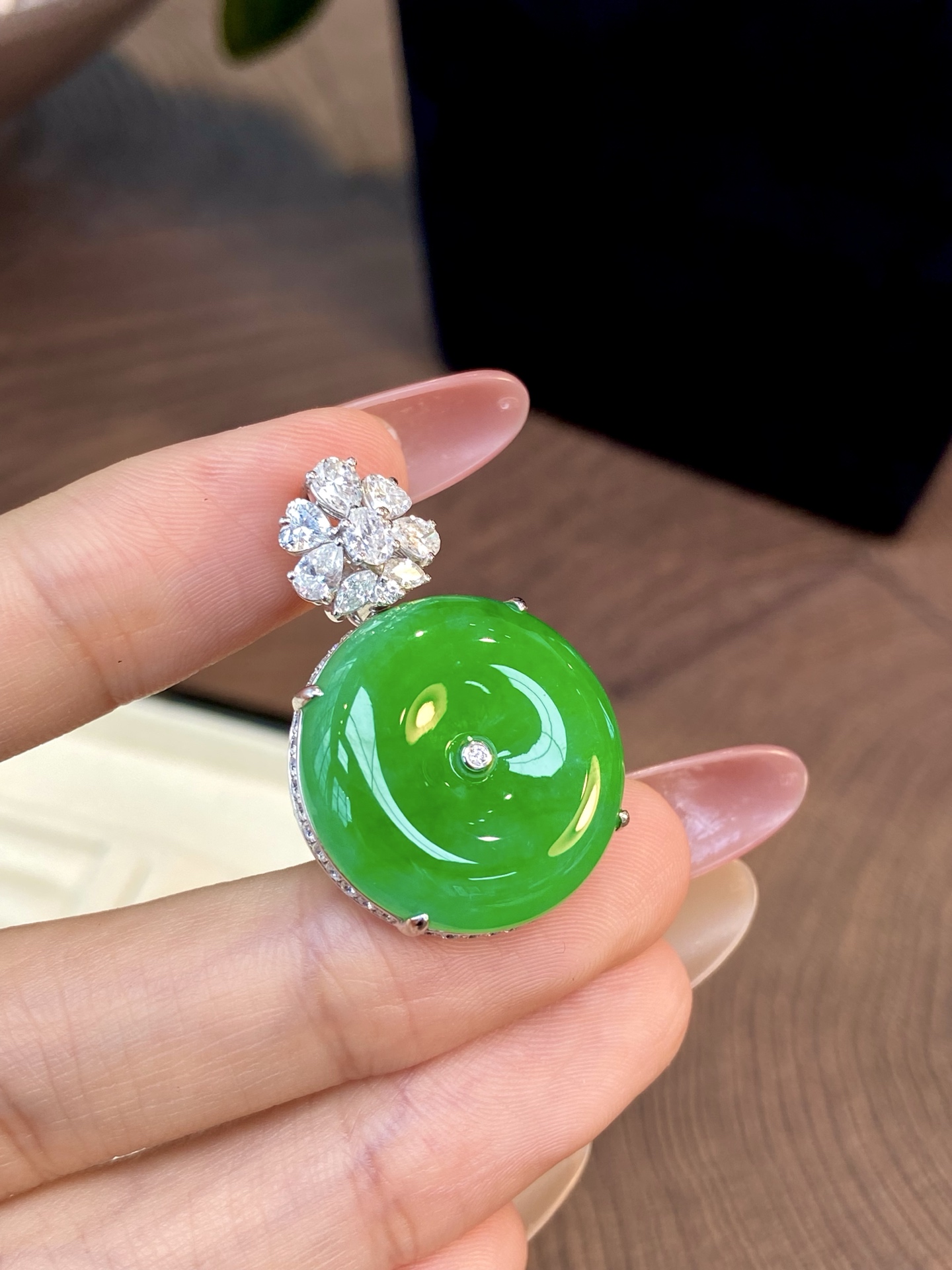 高冰种阳绿平安扣吊坠，品质够顶，显贵显气质的轻奢感，是低调的精致，也是不动声色的好品味：32.8-2