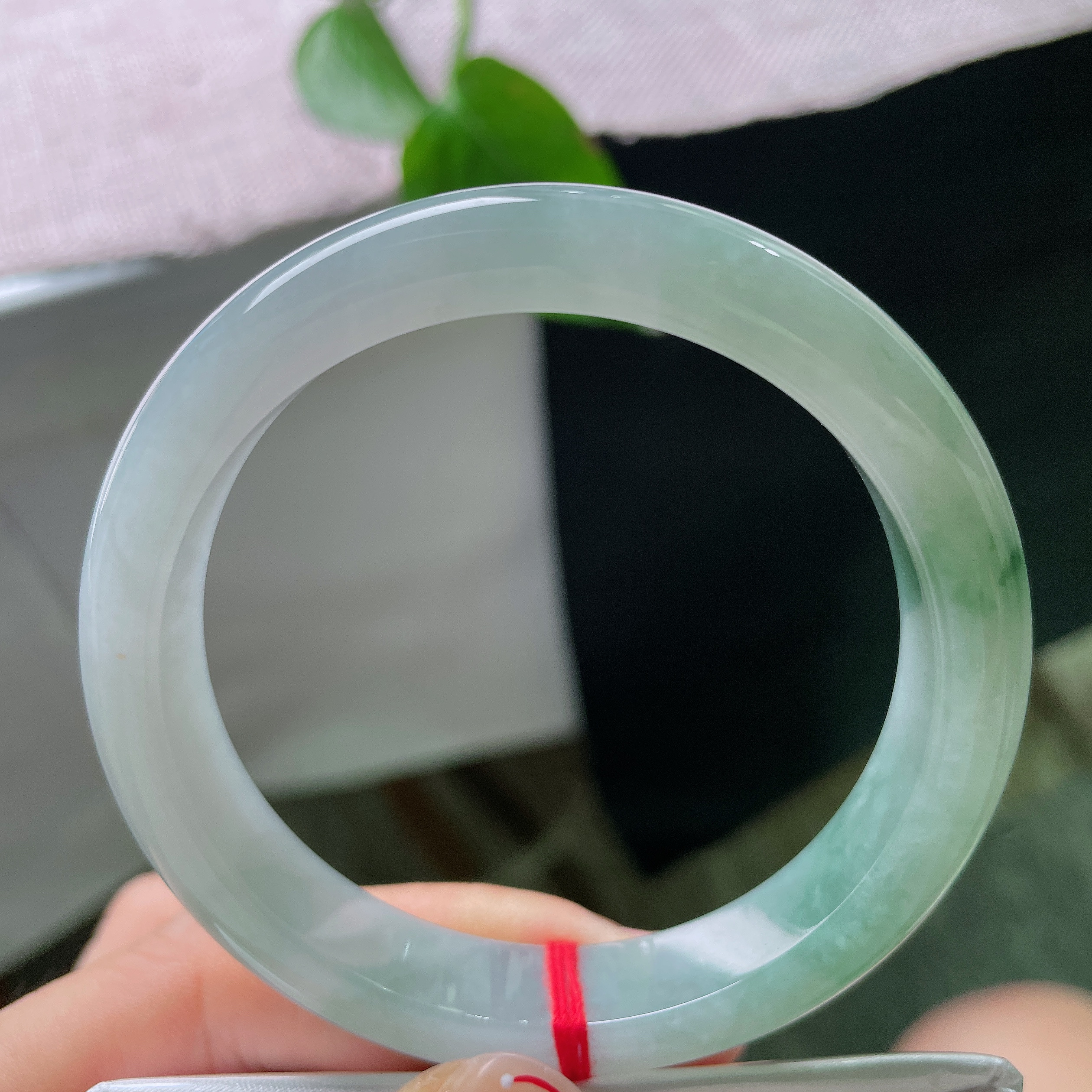 57/11.5/8.5，飘花正圈，无裂，水润，胶感十足，绿花漫镯身，雅致动人，腕间一抹江南烟雨般的诗意，温婉耐看。ss56054a