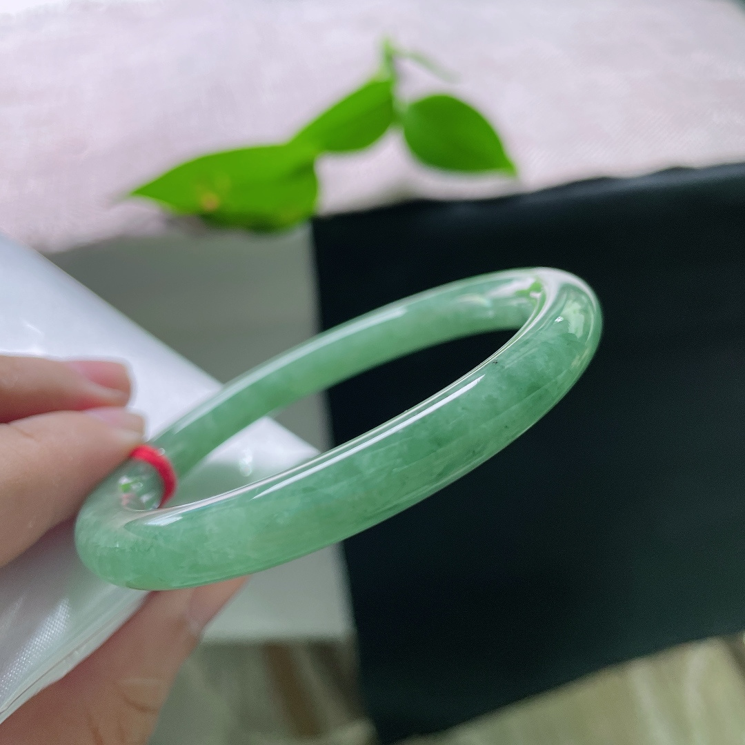 油青圆条，一点皮纹，满色清爽耐看，夏日佩戴冰爽怡人。ss55969a