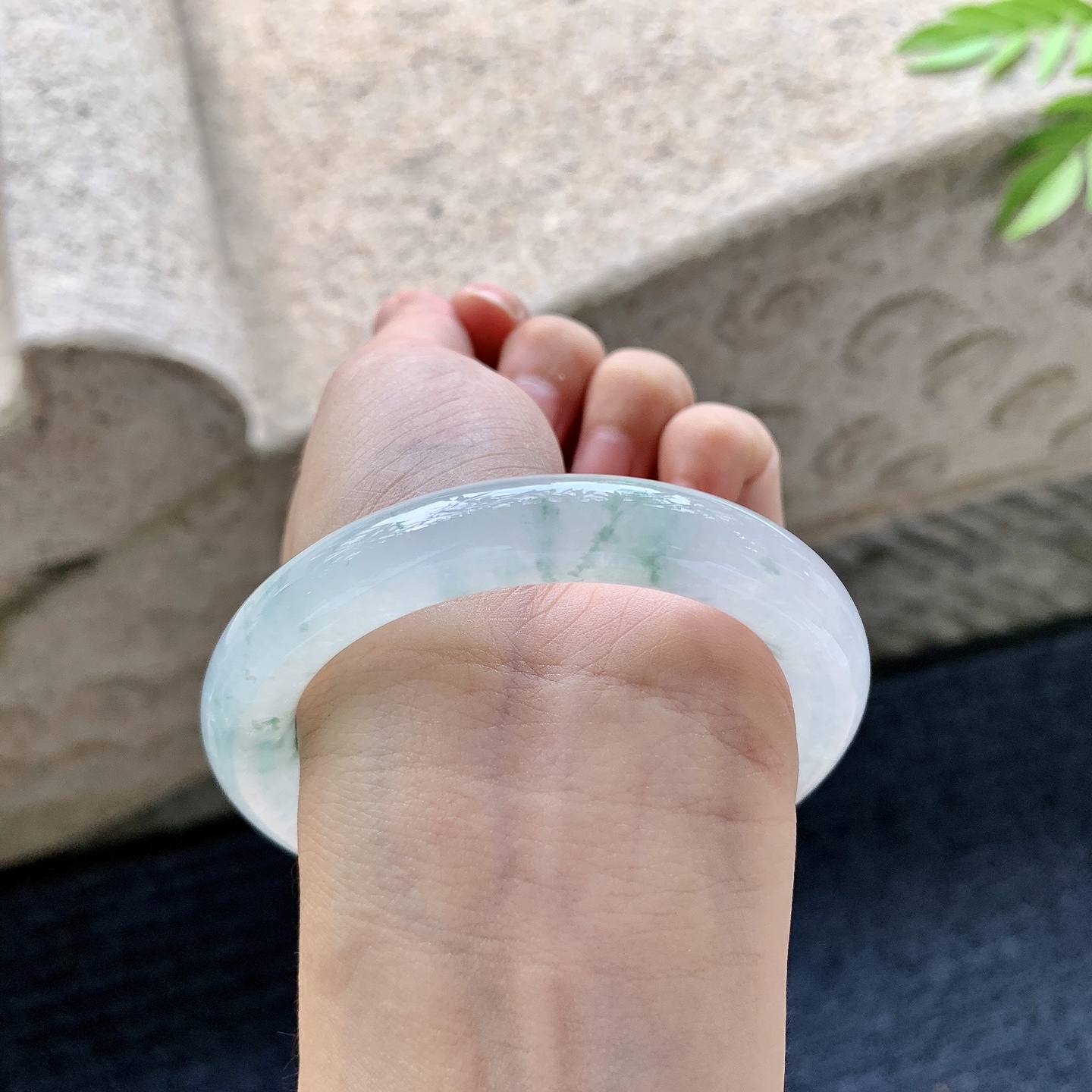 圆条54 55【圈口】55/10/10.2【编码】C5072058【描述】糯冰飘花，水润，种老，细腻，打灯有絮线