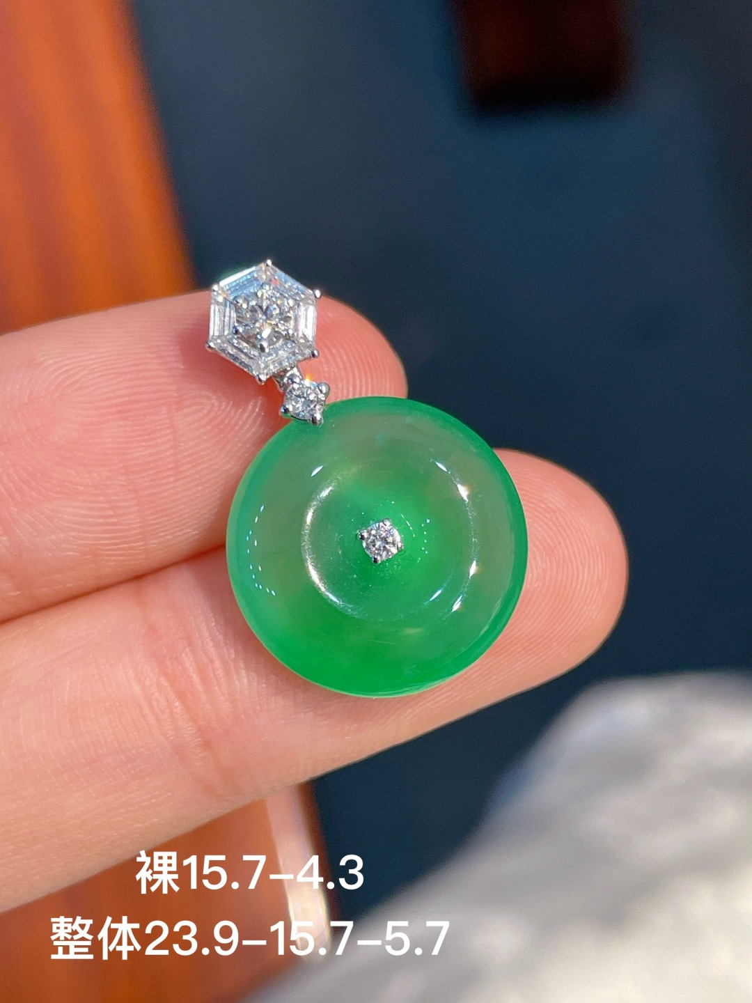 ️冰绿扣子吊坠 无裂 18k金镶嵌，23.9-15.7-5.7