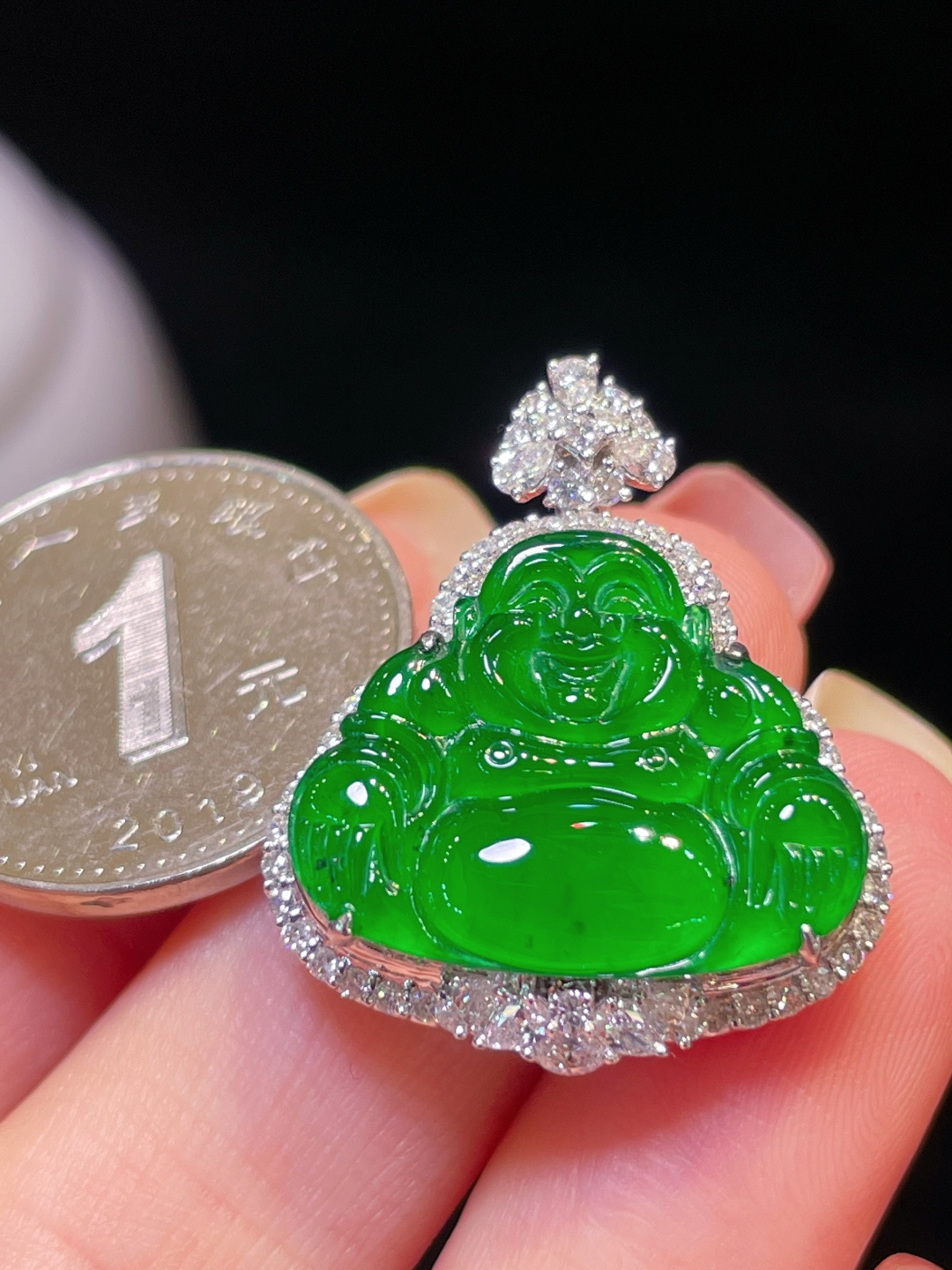 翡翠·佛公吊坠 冰种阳绿色，满色，料子水润，种老起光。 18k金钻石镶嵌，佩戴效果精美好看 尺寸26.8-23-10.5//16.2-19.2-3.8