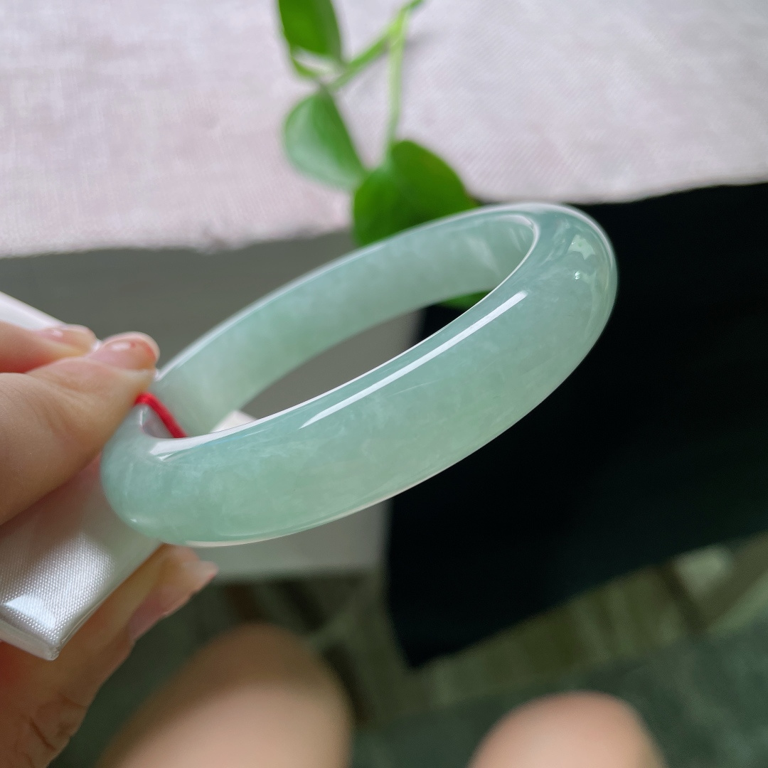 57.8/12.1/8.7，绿底正圈，无裂，整圈冰润湖水底色，种老细腻通透。ss56345a