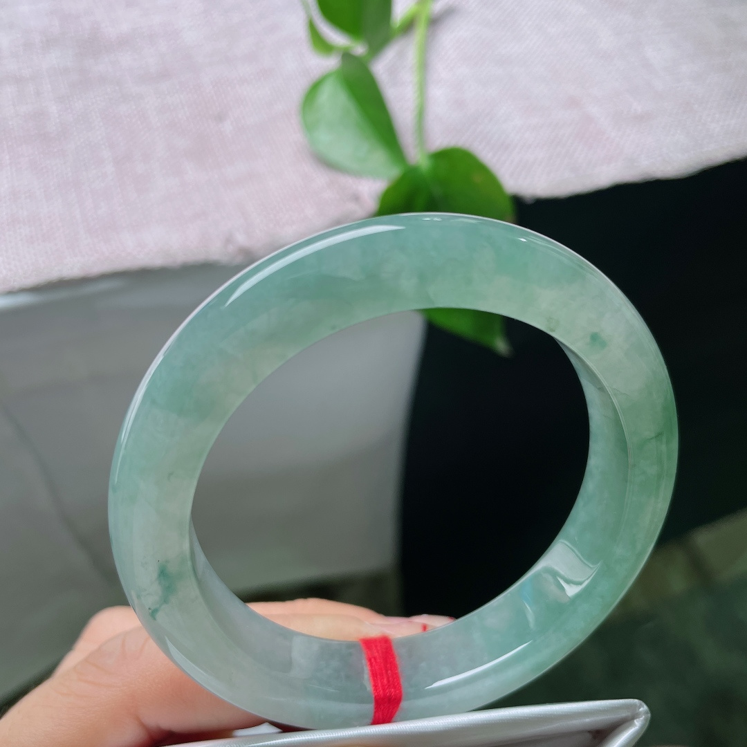 冰飘花正圈，无裂，飘花飘逸灵动，水光荡漾，佩戴起来光彩熠熠。ss56151a