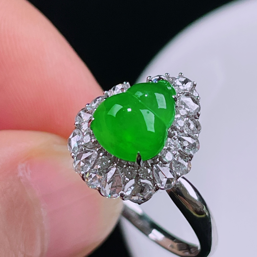 ️冰绿戒指，老种起光，细底通透，尺寸：裸石8.8/7.8/4.6mm0721