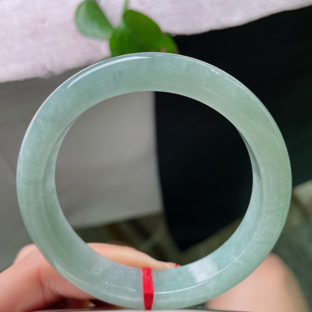57.8/12.1/8.7，绿底正圈，无裂，整圈冰润湖水底色，种老细腻通透。ss56345a