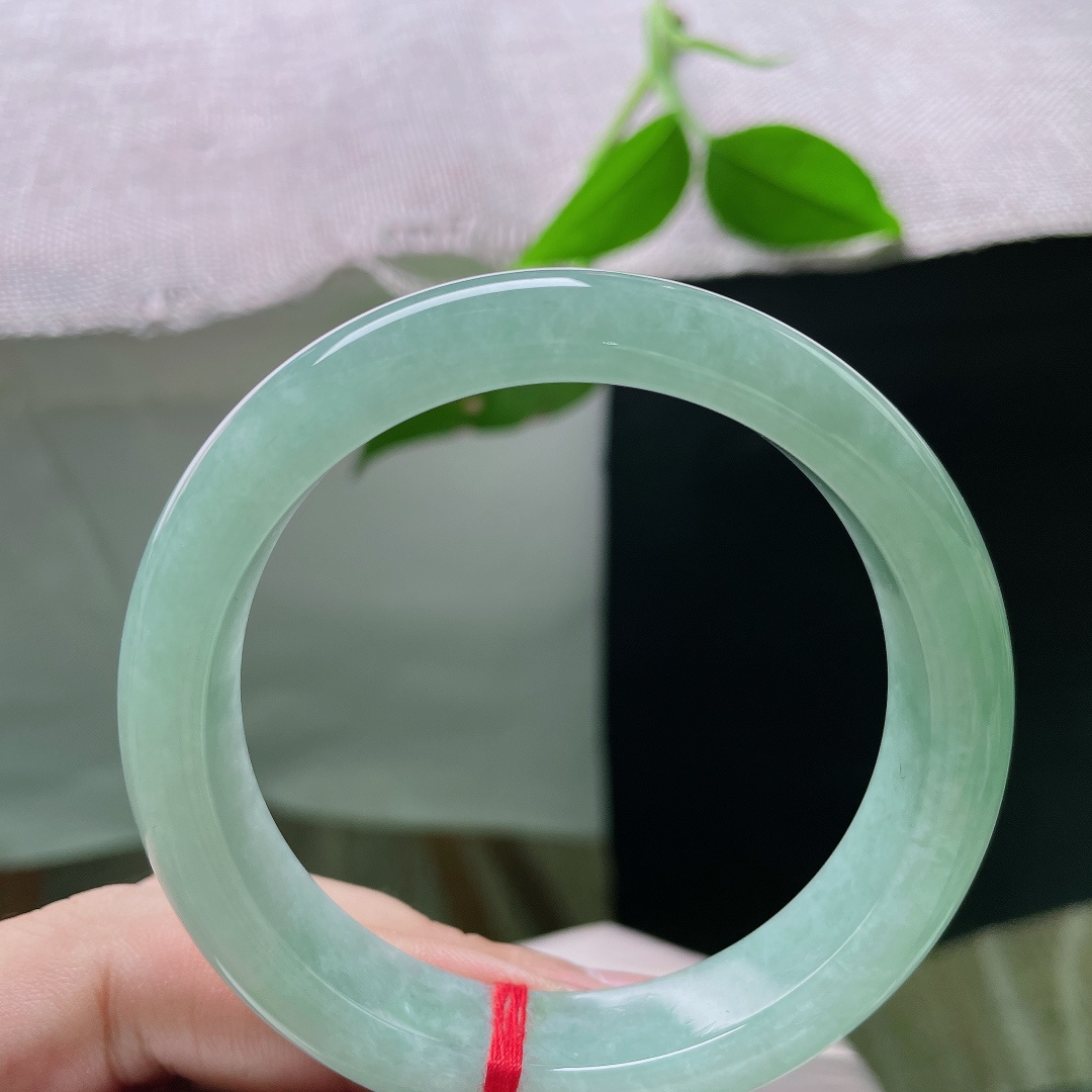 56/13/8.3，绿底正圈，整块料子满铺柔和绿底色，无杂无灰，清透如水，戴在手上显白又显贵。 无裂，ss56334a