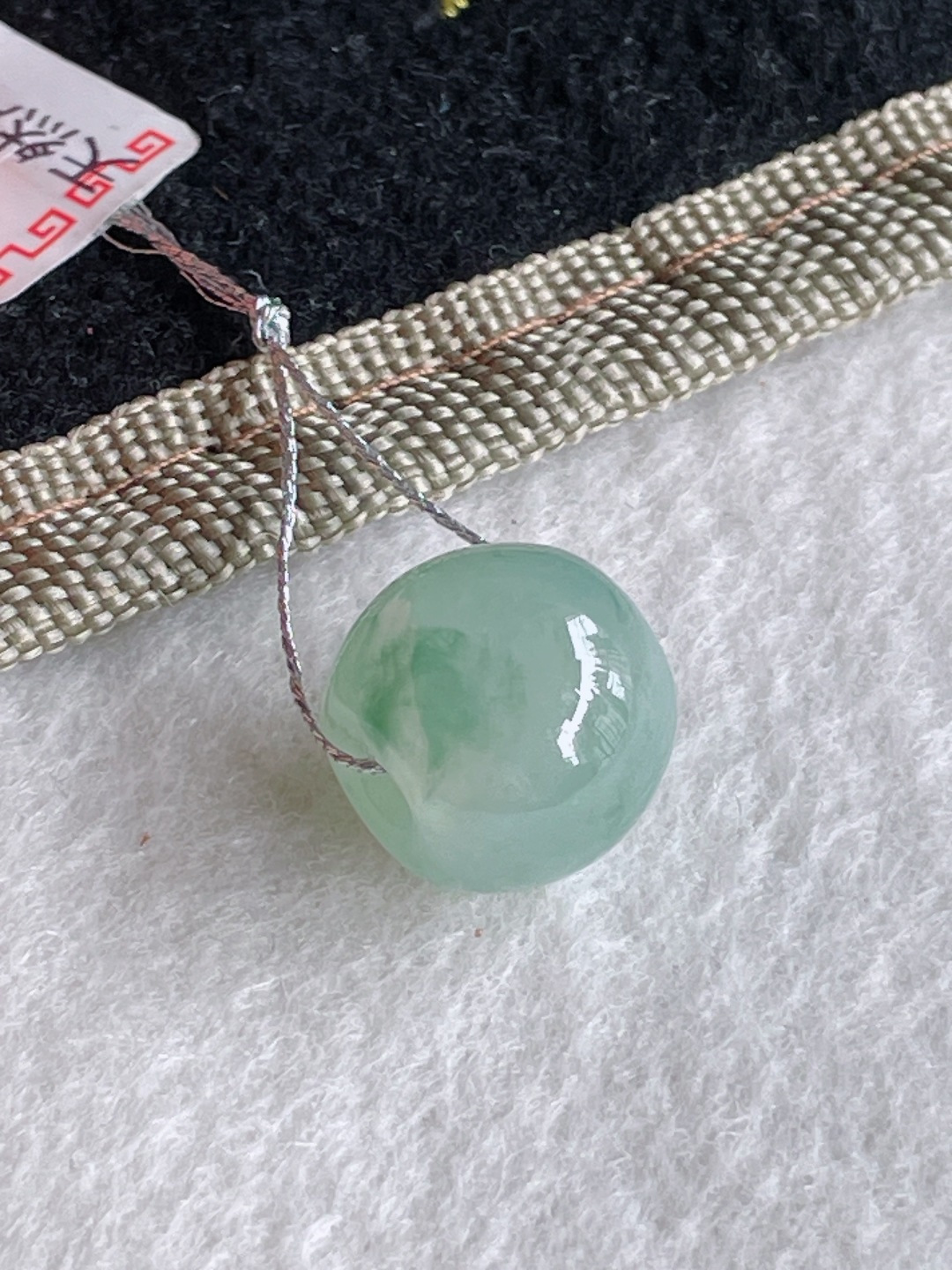 缅甸天然翡翠A货，冰飘花路路通单珠，尺寸：14.2-12.4mm。【编4121】