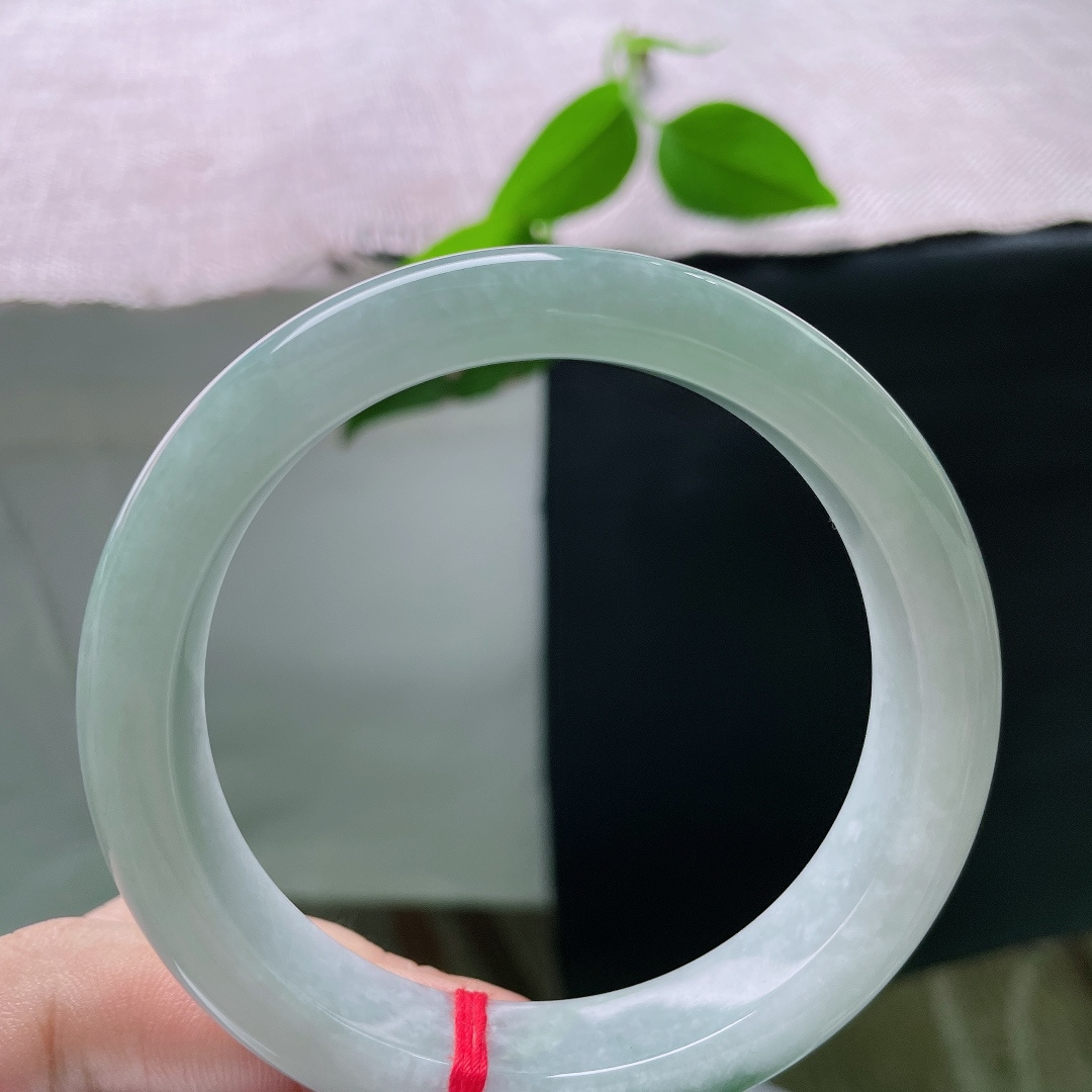58.2/12.8/8.7，油绿正圈，无裂，种水柔和水润，渐变绿意清雅悠然。ss56000a