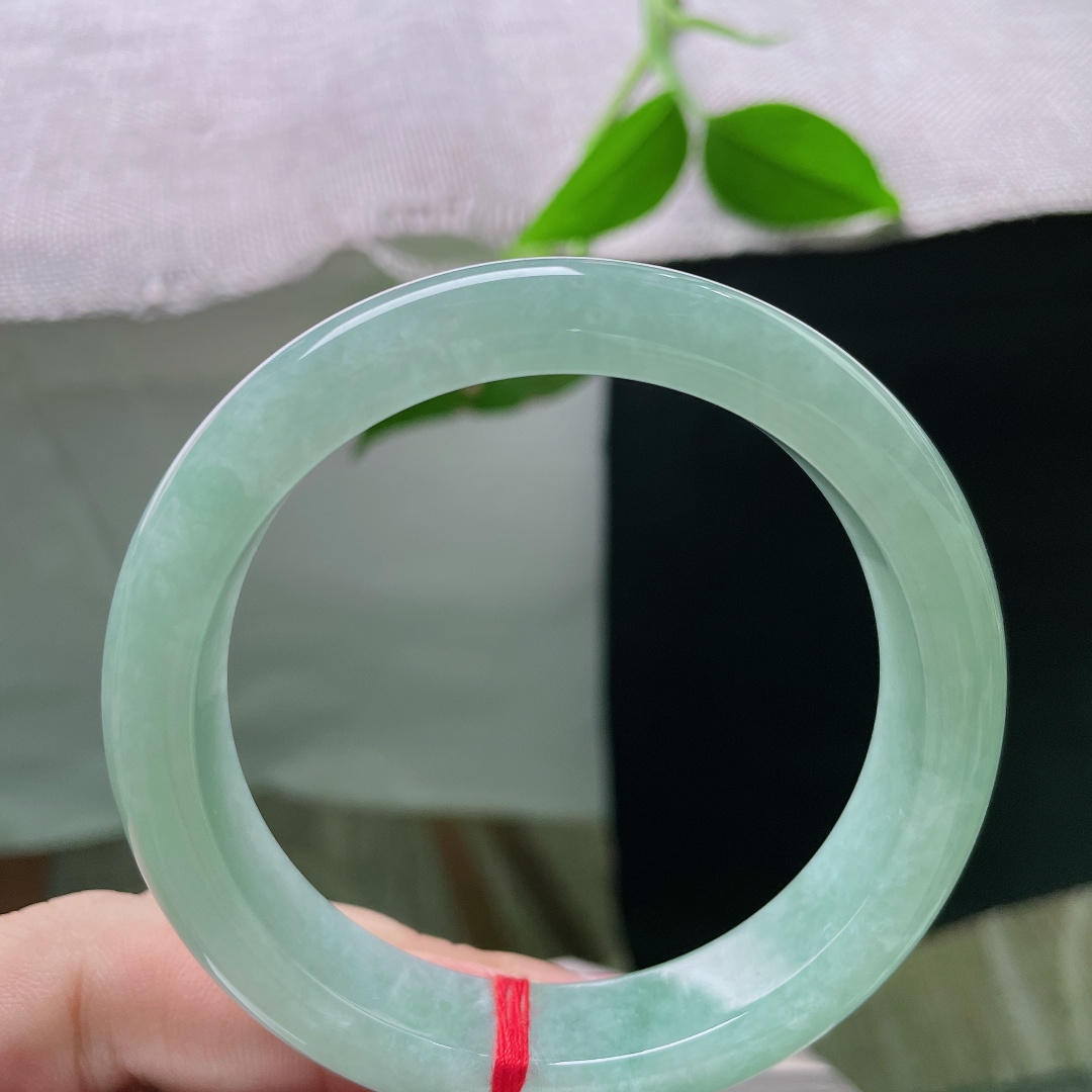 56/13/8.3，绿底正圈，整块料子满铺柔和绿底色，无杂无灰，清透如水，戴在手上显白又显贵。 无裂，ss56334a