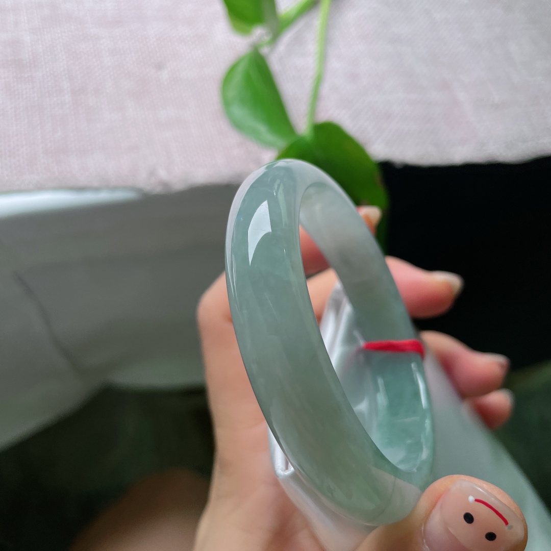 53/12/7.8，绿底正圈，无裂，种质老熟牢靠，质地紧实，越戴越油亮通透。ss56523a
