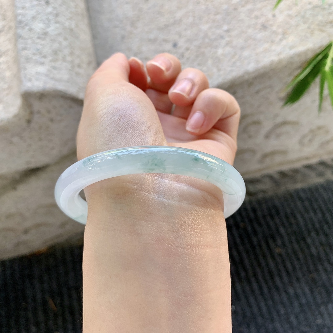 圆条53 54【圈口】54.8/8.5/8.8【编码】Q5072077【描述】糯冰飘花，水润，种老，细腻，打灯有絮线